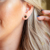 Brinco Dourado com Obsidiana Negra